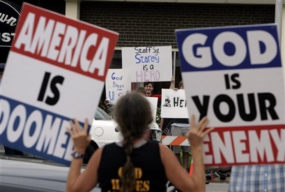 George Singer, of Enid, Okla., holds a sign which ...