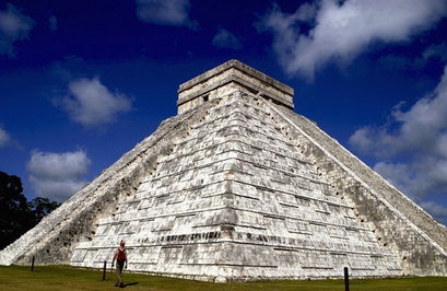 The Kukulkan pyramid stands at the Mayan ruins of Chichen Itza in Mexico's Yucatan peninsula July 7, 2007. Chichen Itza is one of the contenders of th