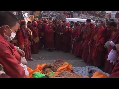 Monks join China quake rescue effort