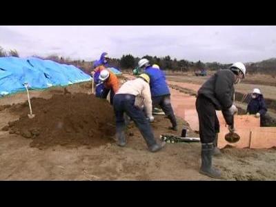 Quake victims buried in mass graves