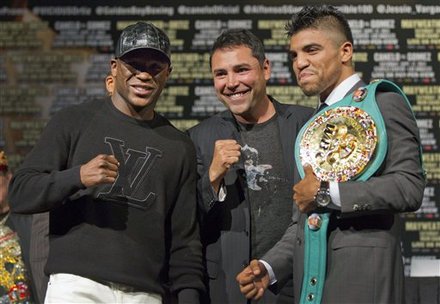 Floyd Mayweather, Left, And Victor Ortiz, Right, Pose For A Photo With Oscar De La Hoya
