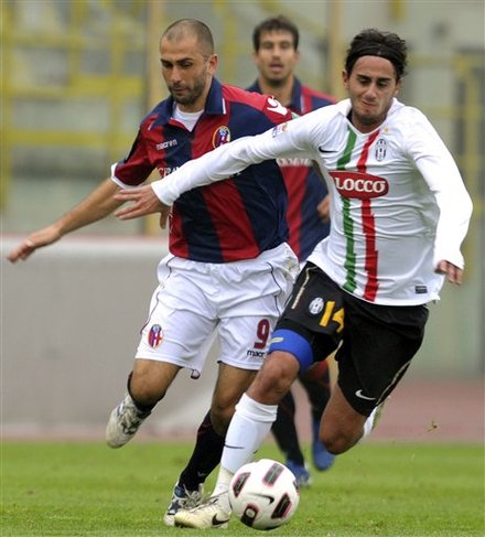 Bologna's Marco Di Vaio, Left, And Juventus' Alberto Aquilani Fight For The Ball