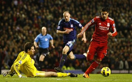 Liverpool's Luis Suarez, Right, Runs