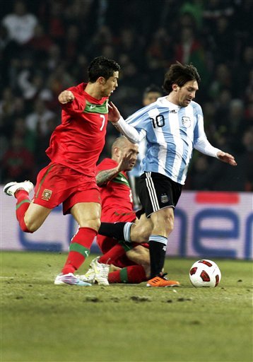 Argentina's Lionel Messi, Center, Fights For The Ball With Portugal's Players Cristiano Ronaldo, Left And Raul Meireles, گزارش تصویری: مسی برنده دوئل مسی- کریس ستاره های مهارنشدنی ژنو www.TAFRIHI.com
