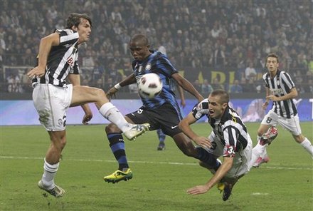 Inter Milan Forward Samuel Eto'o, Of Cameroon, Center, Challenge For The Ball With Juventus Defenders Giorgio Chiellini,