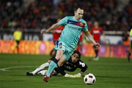 Barcelona's Andres Iniesta, Center, Controls The Ball As Mallorca's Goalkeeper Dudu Aouate From Israel, Background,