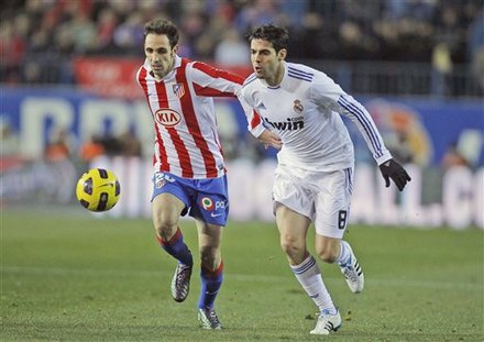 Real Madrid's Kaka From Brazil, Right, Vies For The Ball Against Atletico De Madrid's Simao Sabrosa From Portugal, Left,