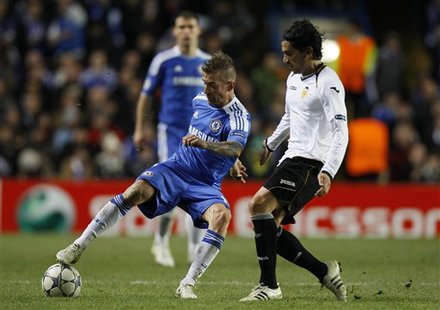 Chelsea's Raul Meireles Left, Defends