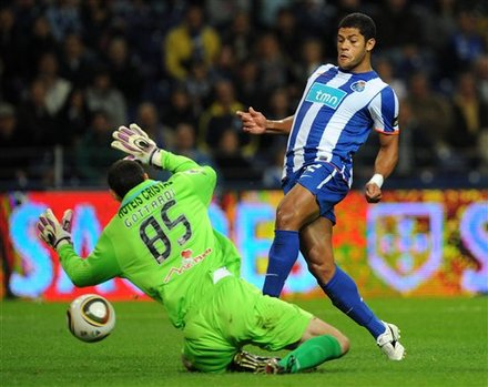 FC Porto's Givanildo 'Hulk' Souza, Right, Scores