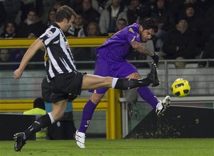 Fiorentina's Juan Manuel Vargas, Right, Scores