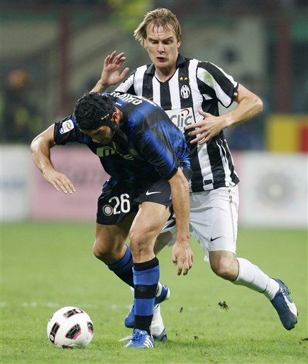 Juventus Midfielder Milos Krasic, Right, Of Serbia, Challenge For The Ball With Inter Milan Romanian Defender Cristian