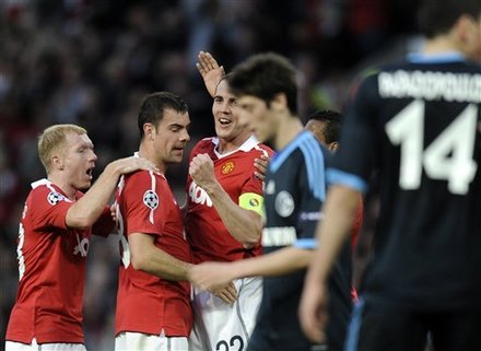 Manchester United's Darron Gibson, Second Left, Is