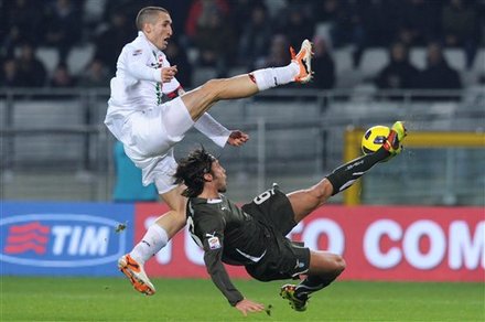 Lazio's Stefano Mauri, Right, And Juventus' Giorgio Chiellini Fight For The Ball