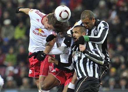 Salzburg's Franz Schiemer, Rabiu Afolabi, Juventus' Giorgio Chiellini And Felipe Melo, From Left To Right, Challenge