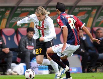 Juventus' Milos Krasic Of Serbia, Left, And Bologna's Nicolo' Cherubin Battle For The Ball