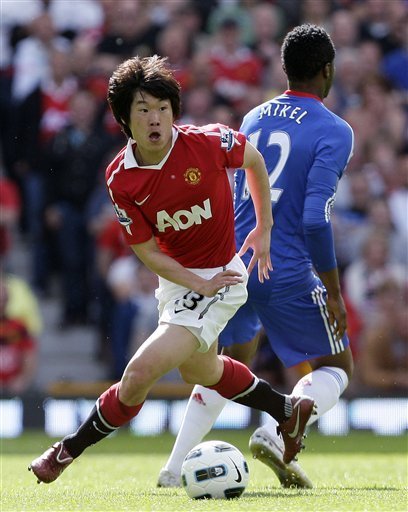 Manchester United''s Ji-Sung Park, Left, Vies