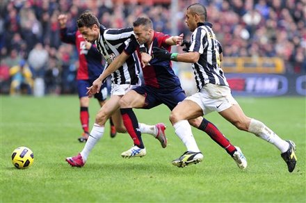 Juventus' Claudio Marchisio, Left, And Felipe Melo, Of Brazil, Right, Vie For The Ball With Genoa's Giandomenico Mesto