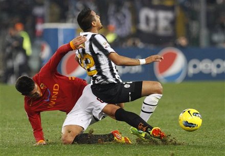AS Roma's Erik Lamela Of Argentina, Left, And Juventus' Arturo Vidal Pardo Of Cile Fight For The Ball