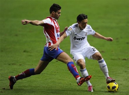 Real Madrid's Mesut Ozil From Germany, Right, Vies