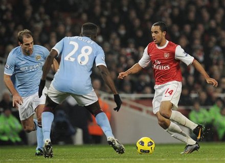 Arsenal's Theo Walcott, Right, Controls The Ball In Front Of Manchester City's Kolo Toure, Center, And Pablo Zabaleta,