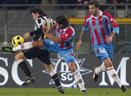 Juventus' Alessandro Del Piero, Left, Fight For The Ball With Cataina's Matias Silvestre, Of Argentina, The Italian Cup