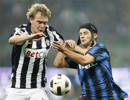 Juventus Midfielder Milos Krasic, Left, Of Serbia, Challenge For The Ball With Inter Milan Romanian Defender Cristian