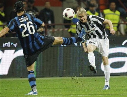 Juventus Midfielder Milos Krasic Of Sebia, Challenges For The Ball With Inter Milan Romanian Defender Cristian Chivu