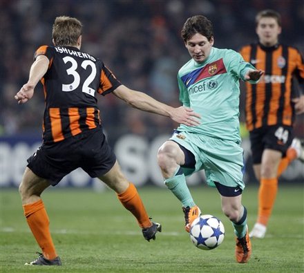 FC Barcelona's Lionel Messi, Right, And Shakhtar Donetsk's Mykola Ishchenko Vie For The Ball,