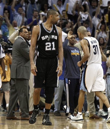San Antonio Spurs center Tim Duncan(notes) (21) looks back as the Memphis Grizzlies team, including head coach Lionel Hollins, left, and Shane Battier(notes) (31), celebrate in the final seconds of the second half of Game 3 of a first-round NBA basketball series on Saturday, April 23, 2011, in Memphis, Tenn. The Grizzlies won 91-88 to take a 2-1 lead in the series (AP photo)
