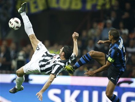 Juventus Forward Vincenzo Iaquinta, Left, Tries An Acrobatic Kick As Inter Milan Colombian Defender Ivan Cordoba, Of