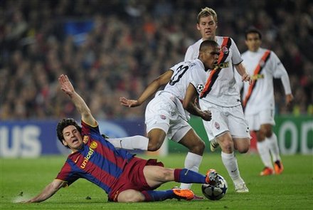 FC Barcelona's Lionel Messi From Argentina, Left, Vies For The Ball Against Shakhtar Donetsk's Brazilian Midfielder