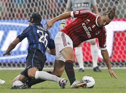 AC Milan's Forward Zlatan Ibrahimovic, Right, Battles