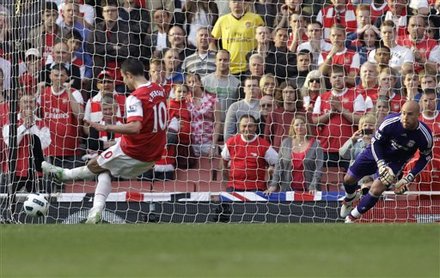 Arsenal''s Robin Van Persie, Left, Scores