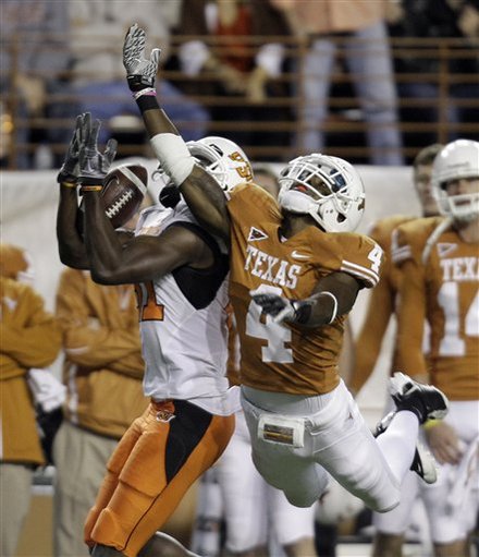 Oklahoma State's Justin Blackmon, Left, Pulls