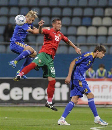 Anatoliy Tymoshchuk, Left, And Denys Harmash Of Ukraine Fights For The Ball With Bulgaria's Vladimir Gadzhev, Center,