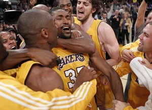 Artest’s miracle shot leads Lakers past Suns Capress-bkn_suns_lakers-3485120