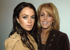 Paparazzo Sues Lindsay on Bended Knee(E! Online)