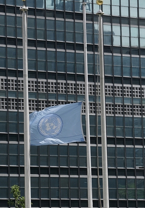 The flag at New York's United Nations headquarters flies ...